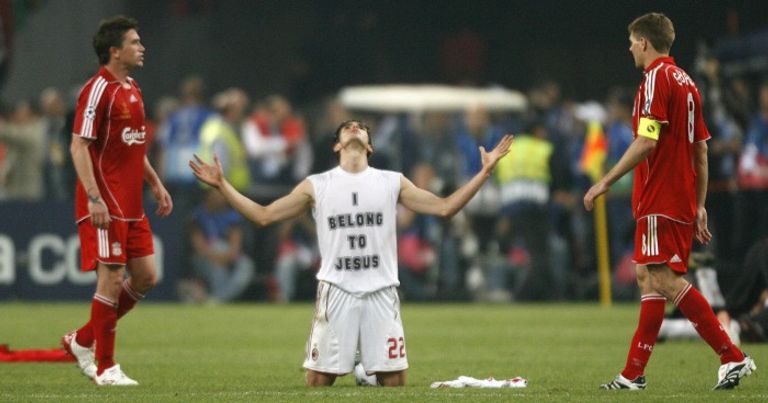 ميلان وليفربول 2007 شعار نادي ميلان القديم ويبدو عليه علم إنجلترا بوضوح