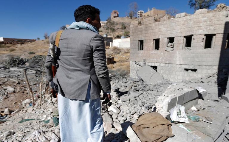 مسلح حوثي على مشارف أحدى القرى الريفية باليمن الأسر اليمنية تعاني ويلات الحصار الحوثي