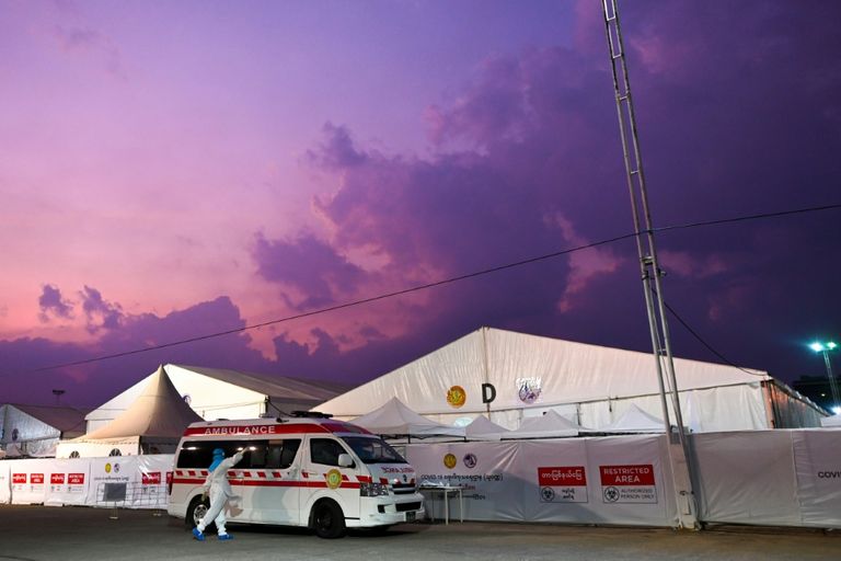 طبيب في وحدة العناية المركزة في مركز أيياروادي 