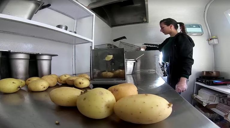 ديالا تصنع وجبة البطاطس المقلية