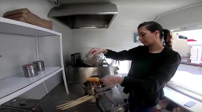 ديالا تصنع وجبة البطاطس المقلية