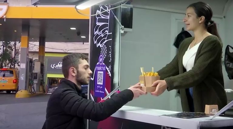 ديالا تصنع وجبة البطاطس المقلية