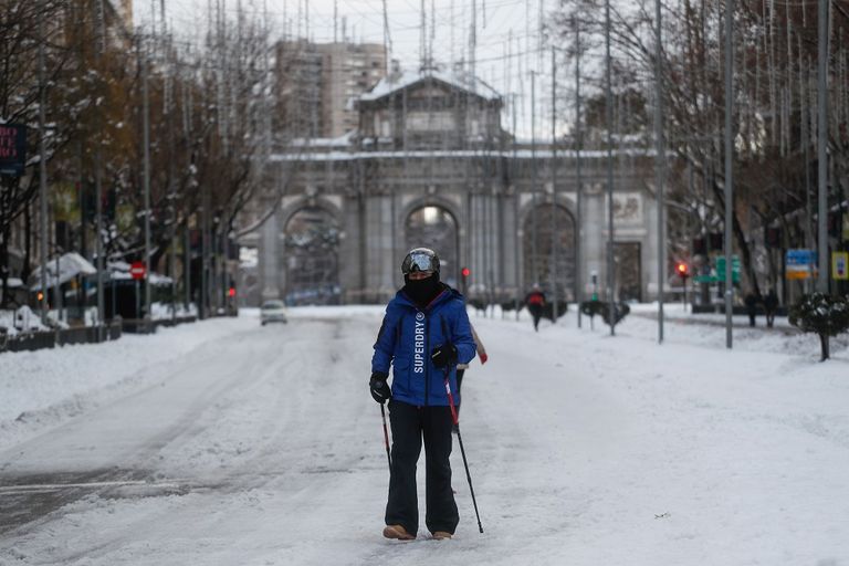 إسبانيا ترسل إمدادات غذائية ولقاح كورونا إلى مناطق عزلتها عاصفة ثلجية