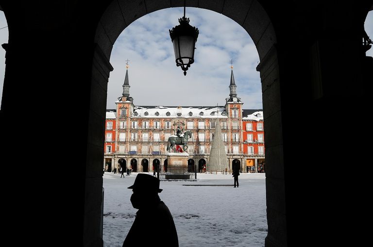 إسبانيا ترسل إمدادات غذائية ولقاح كورونا إلى مناطق عزلتها عاصفة ثلجية