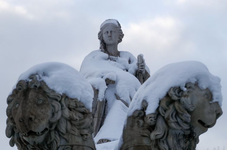 إسبانيا ترسل إمدادات غذائية ولقاح كورونا إلى مناطق عزلتها عاصفة ثلجية