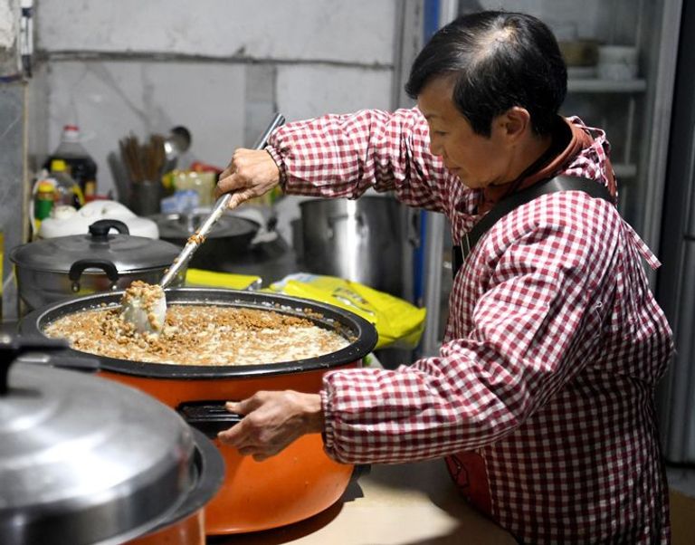 السيدة ون جون هونج مع كلابها