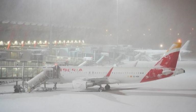 استمرار إغلاق مطار مدريد بعد اجتياح عاصفة فيلومينا للمدينة