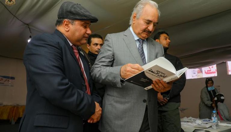 المشير خليفة حفتر  بمعرض بنغازي للكتاب
