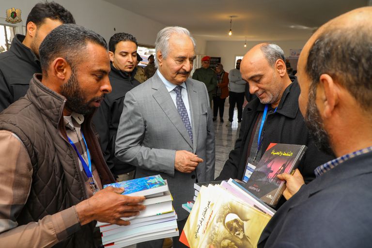 المشير خليفة حفتر بمعرض بنغازي للكتاب