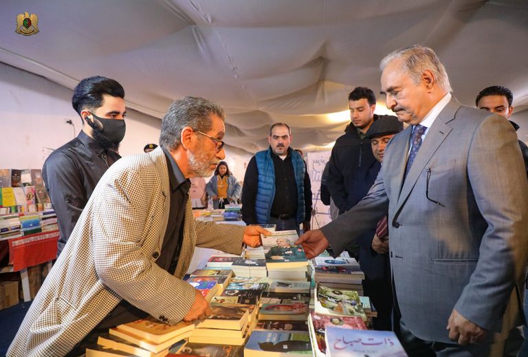 المشير خليفة حفتر بمعرض بنغازي للكتاب