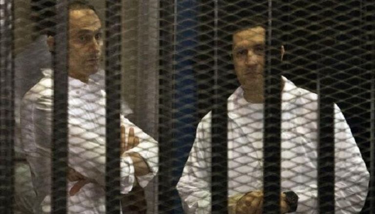علاء وجمال مبارك خلال محاكمتهما قبل حصولهما على البراءة - أرشيفية