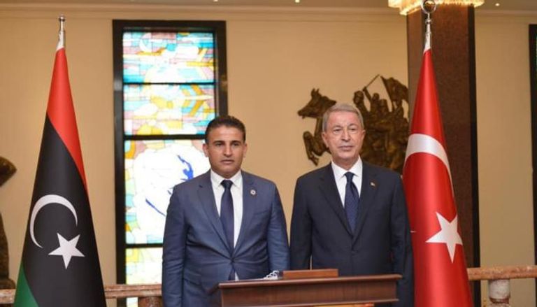 وزير الدفاع التركي خلوصي آكار (يمين) ووزير دفاع السراج صلاح النمروش