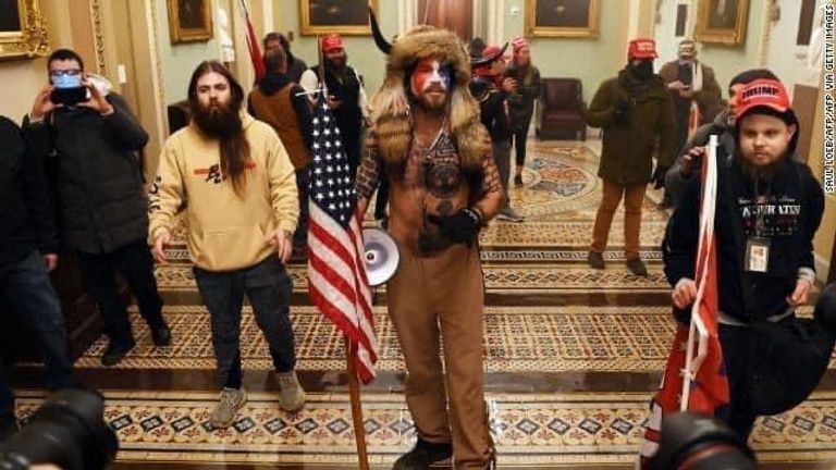 جيكوب تشانزلي أحد المشاغبين البارزين في اقتحام مبنى الكابيتول