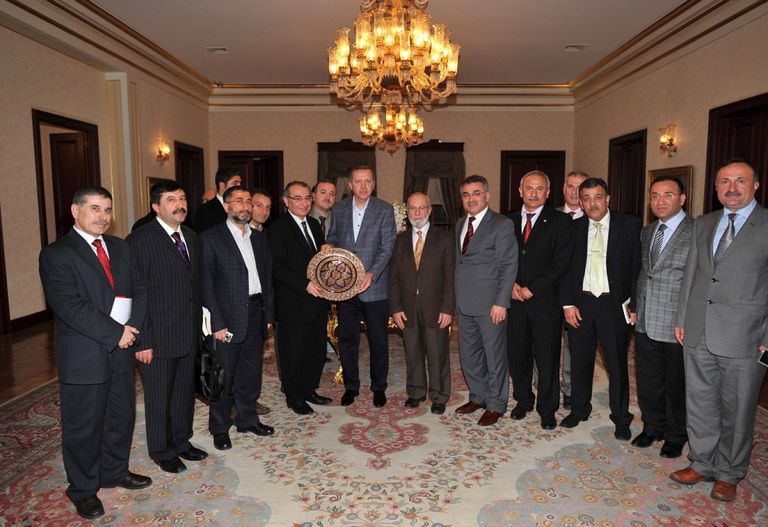 أردوغان وعلى شماله مؤسس شركة