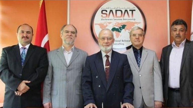 أردوغان وعلى شماله مؤسس شركة