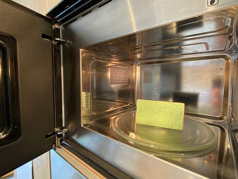 وضع اسفنجة في الميكروويف لتعقيمها - تعبيرية 6 استخدامات بديلة للميكروويف