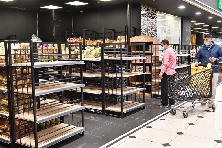 تهافت اللبنانيين على شراء المواد الغذائية قبل الاقفال