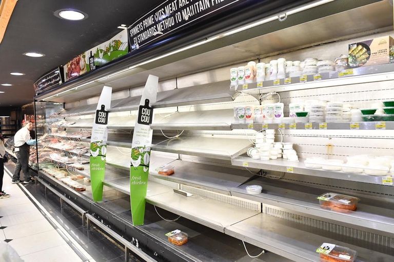 تهافت اللبنانيين على شراء المواد الغذائية قبل الاقفال