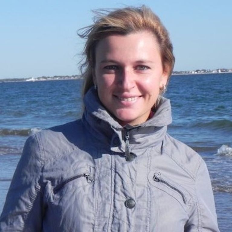 امرأة تقفز من مبنى شاهق حاملة معها طفلتها في نيويورك- أرشيفية