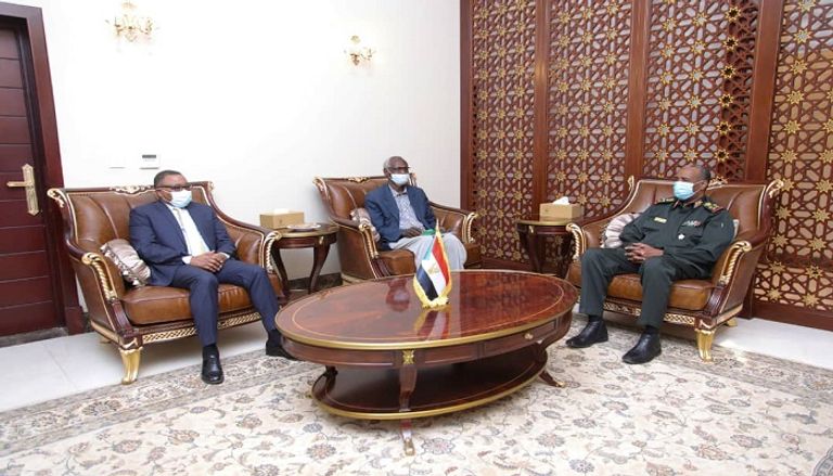 البرهان خلال لقاء وزير الخارجية المكلف ووزير الري والموارد المائية السوداني