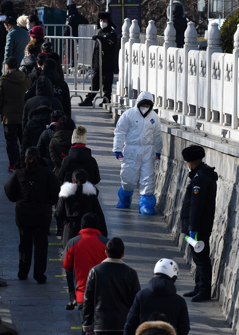 مسنون يرقصون في متنزه بمدينة ووهان