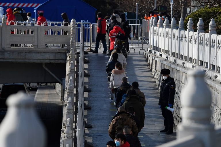 مسنون يرقصون في متنزه بمدينة ووهان