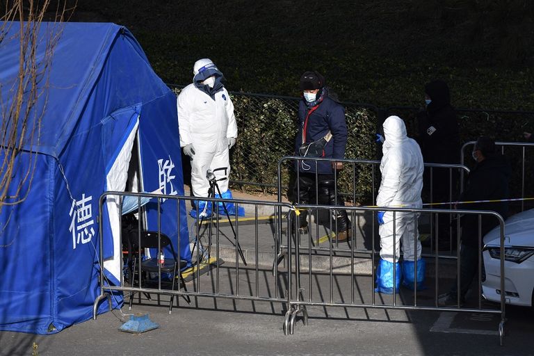 مسنون يرقصون في متنزه بمدينة ووهان