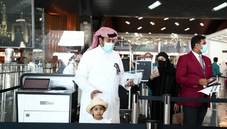 طابور لإنجاز إجراءات السفر في مطار حمد الدولي بالدوحة