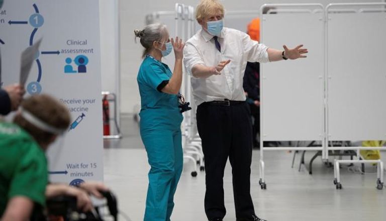 رئيس الوزراء البريطاني بوريس جونسون يتفقد أحد مراكز التطعيم بلقاح كورونا