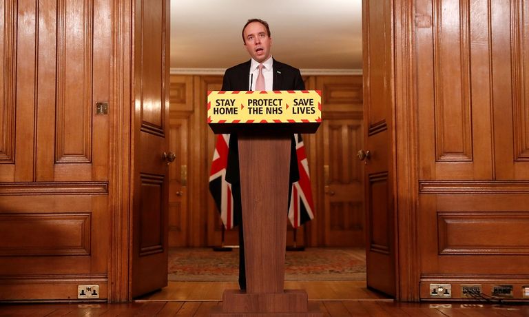 رئيس الوزراء البريطاني بوريس جونسون يتفقد أحد مراكز التطعيم بلقاح كورونا