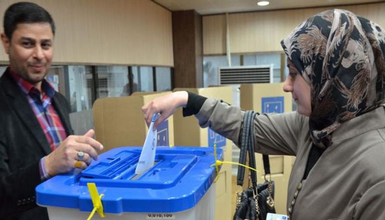 عراقية تدلي بصوتها في انتخابات سابقة
