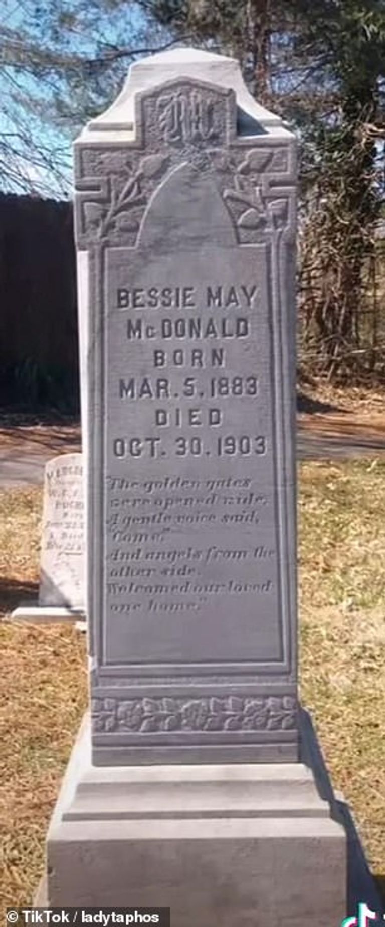 أحد شواهد القبور التي نظفتها إليسيا قبل وبعد