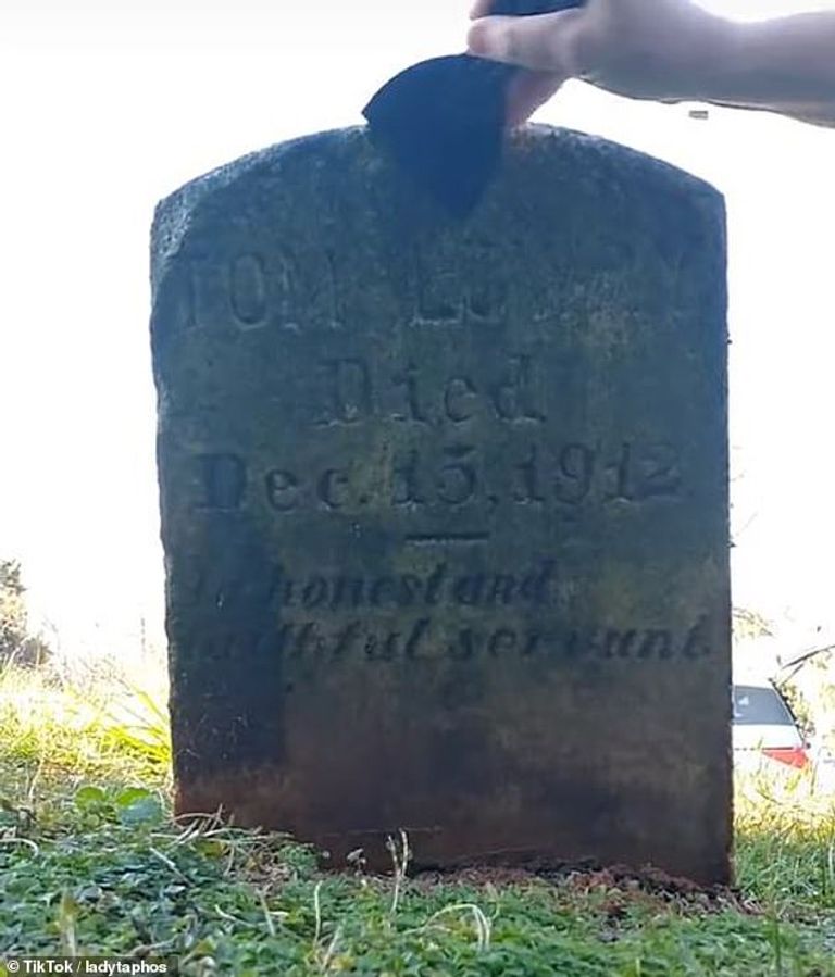 أحد شواهد القبور التي نظفتها إليسيا قبل وبعد