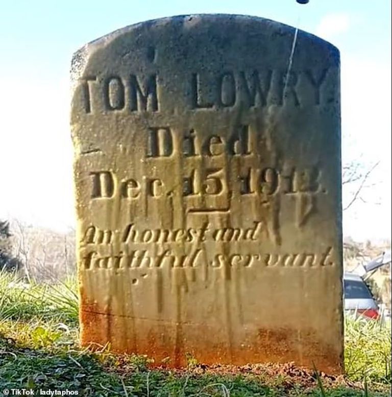 أحد شواهد القبور التي نظفتها إليسيا قبل وبعد