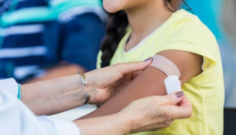 إسرائيل تتوقع بدء تطعيم الأطفال فوق 12 عاما ضد كورونا بحلول مارس