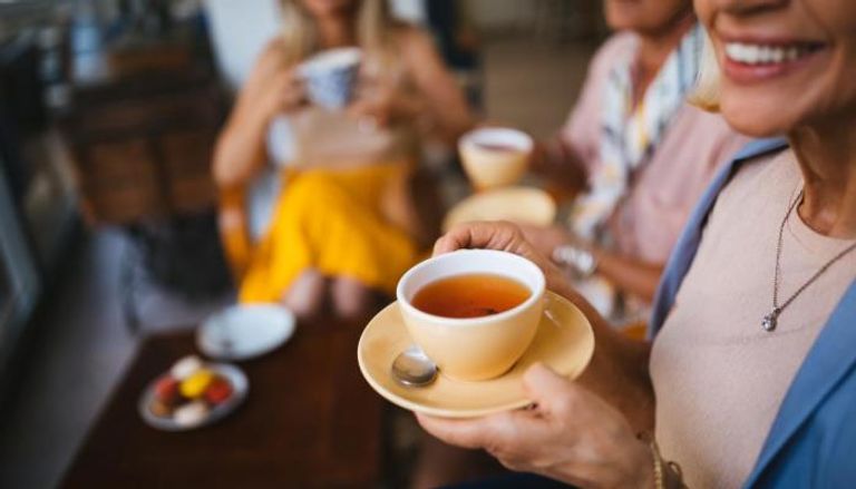 العزل المنزلي جعل 27% من البريطانيين يشربون الشاي أكثر