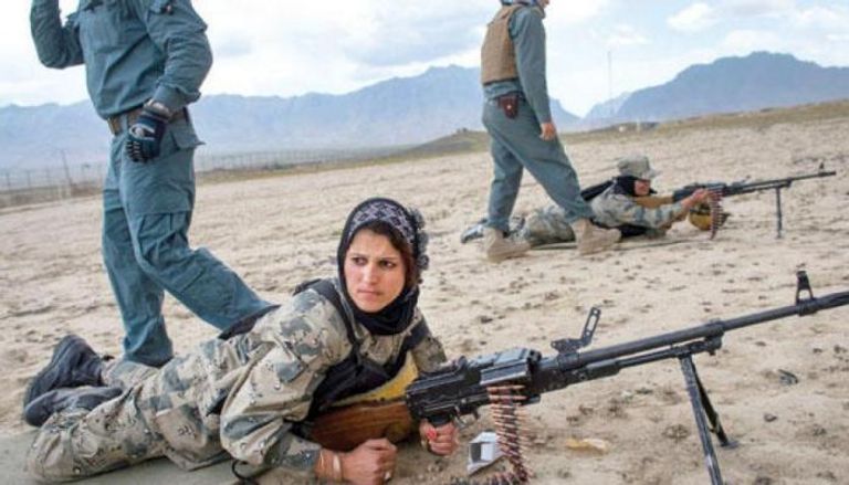 مجندات أفغانيات يتلقين تدريبات عسكرية