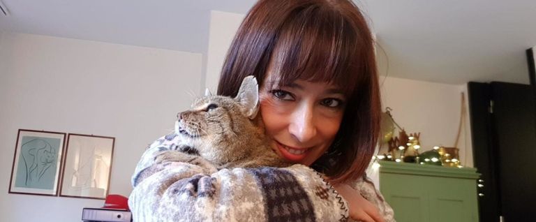 مونيكا فيريني مع قطها ماندارينو بعد العثور عليه