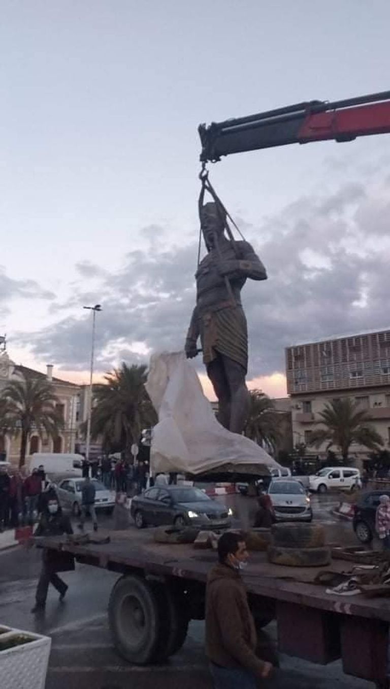 تمثال الملك شيشناق الذي نصب بمدينة تيزيوزو الجزائرية تمثال الملك شيشنق الذي نصب بمدينة تيزيوزو الجزائرية