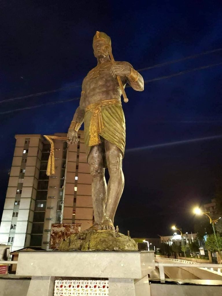 تمثال الملك شيشناق الذي نصب بمدينة تيزيوزو الجزائرية تمثال الملك شيشنق الذي نصب بمدينة تيزيوزو الجزائرية