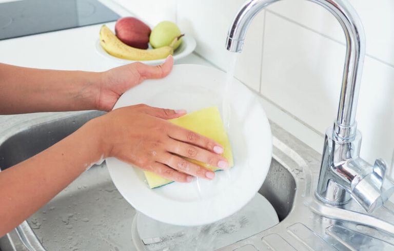 غسيل الأطباق بالإسفنجة