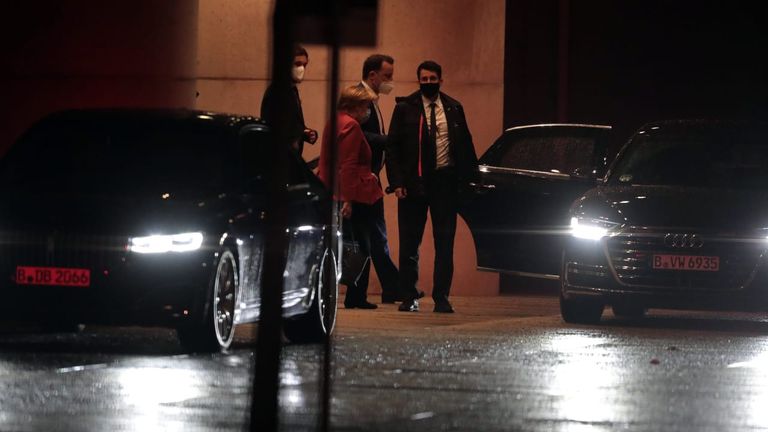 ميركل وشبان يغادران مبنى المستشارية بعد منتصف الليل  وزير الصحة الألماني يانس شبان