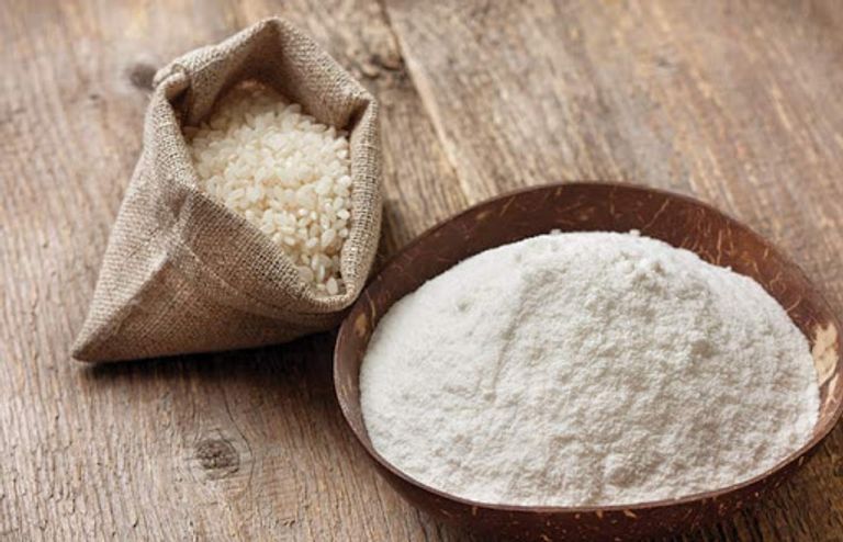دقيق الأرز لعلاج تشقق القدمين