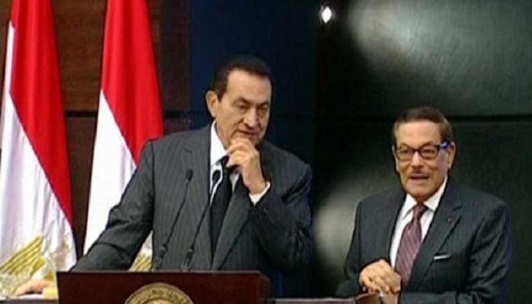 صفوت الشريف إلى جوار حسني مبارك - أرشيفية