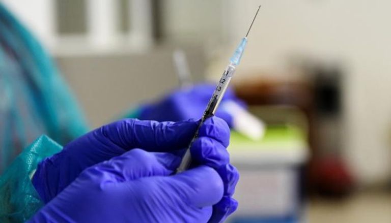 الظاهري تلقى اللقاح في مركز نعمة الصحي