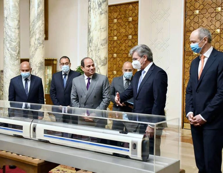 الرئيس السيسي يستعرض مجسما لمشروع القطار الكهربائي