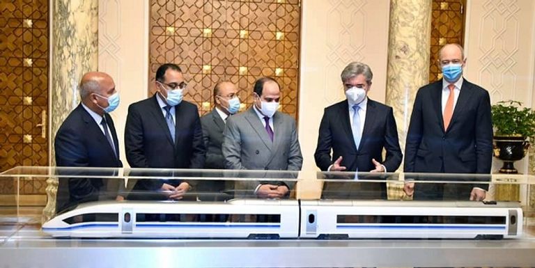 الرئيس السيسي يستعرض مجسما لمشروع القطار الكهربائي