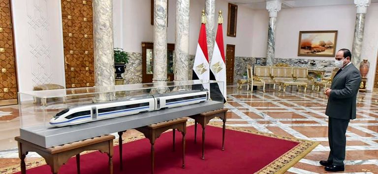 الرئيس السيسي يستعرض مجسما لمشروع القطار الكهربائي