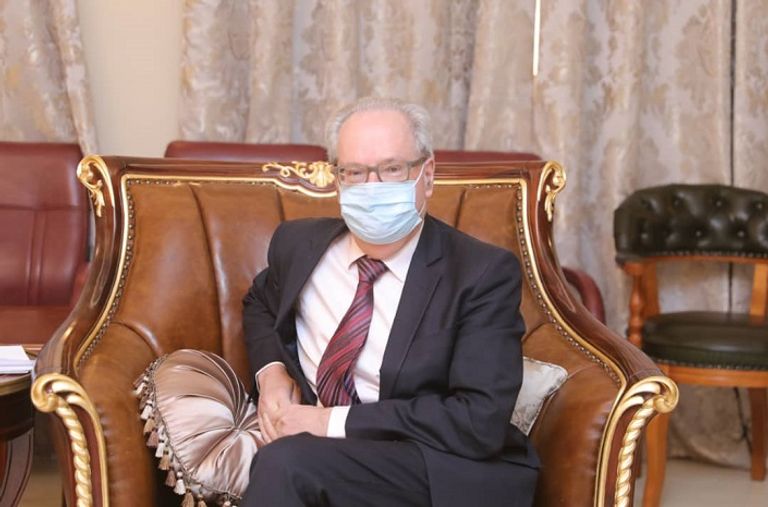 البرهان خلال استقباله المبعوث الفرنسي