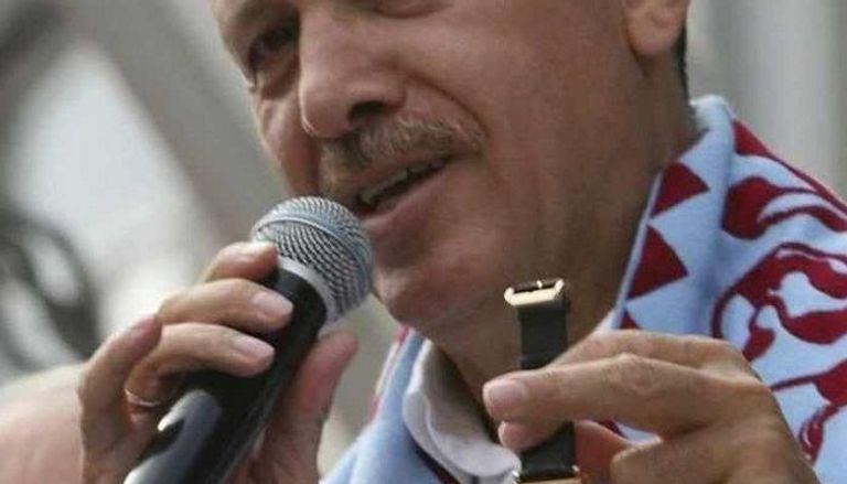 أردوغان يعرض ساعة عليها توقيع رئيس الوزراء التركي السابق عدنان مندريس - رويترز